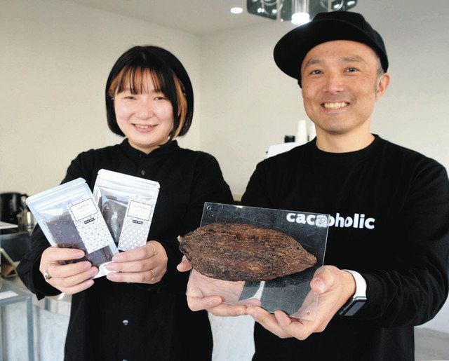 クラフトチョコレートを製造販売する山谷麻美子さん（左）と明広さん＝豊田市西町のイースト・エンダーズ・コーヒーで 