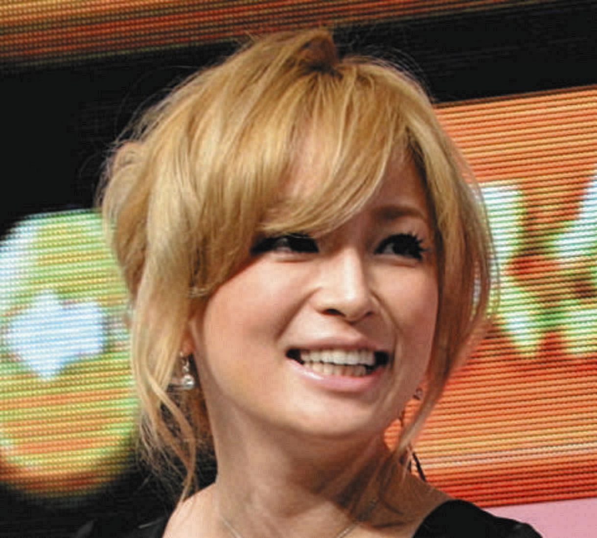 お腹ずっと釘付け」浜崎あゆみ、ライブリハーサルで“へそ出しスタイル