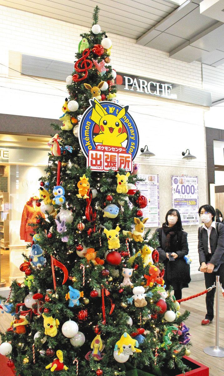 ７０匹ほどのぬいぐるみで飾られたポケモンツリー＝ＪＲ静岡駅ビルのパルシェで 