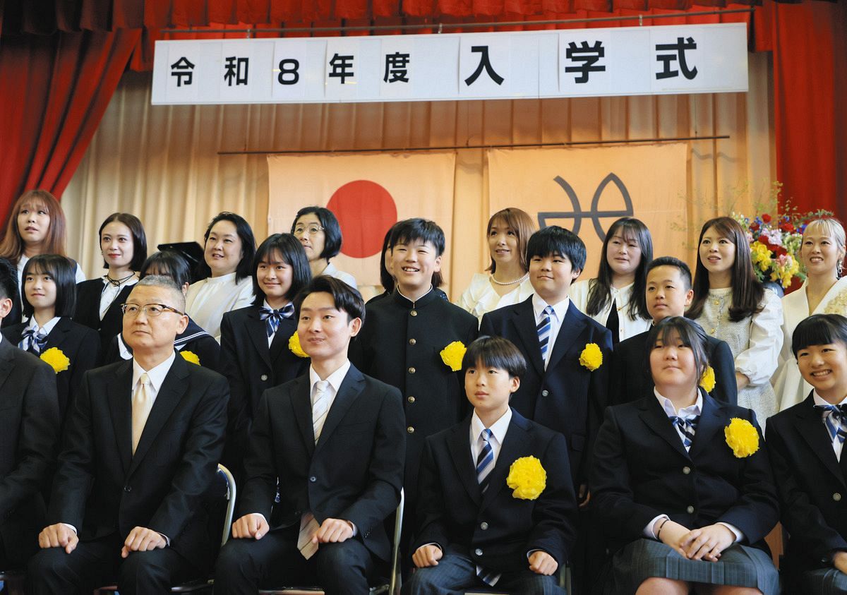 入学式の記念写真で笑顔を見せる新入生や保護者ら