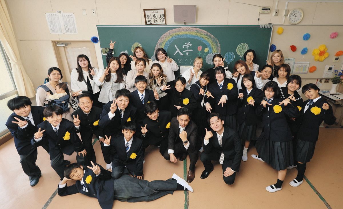 入学式を終え、教室で笑顔を見せる新入生と保護者ら。27年3月に篠島中学校は閉校する＝南知多町篠島で