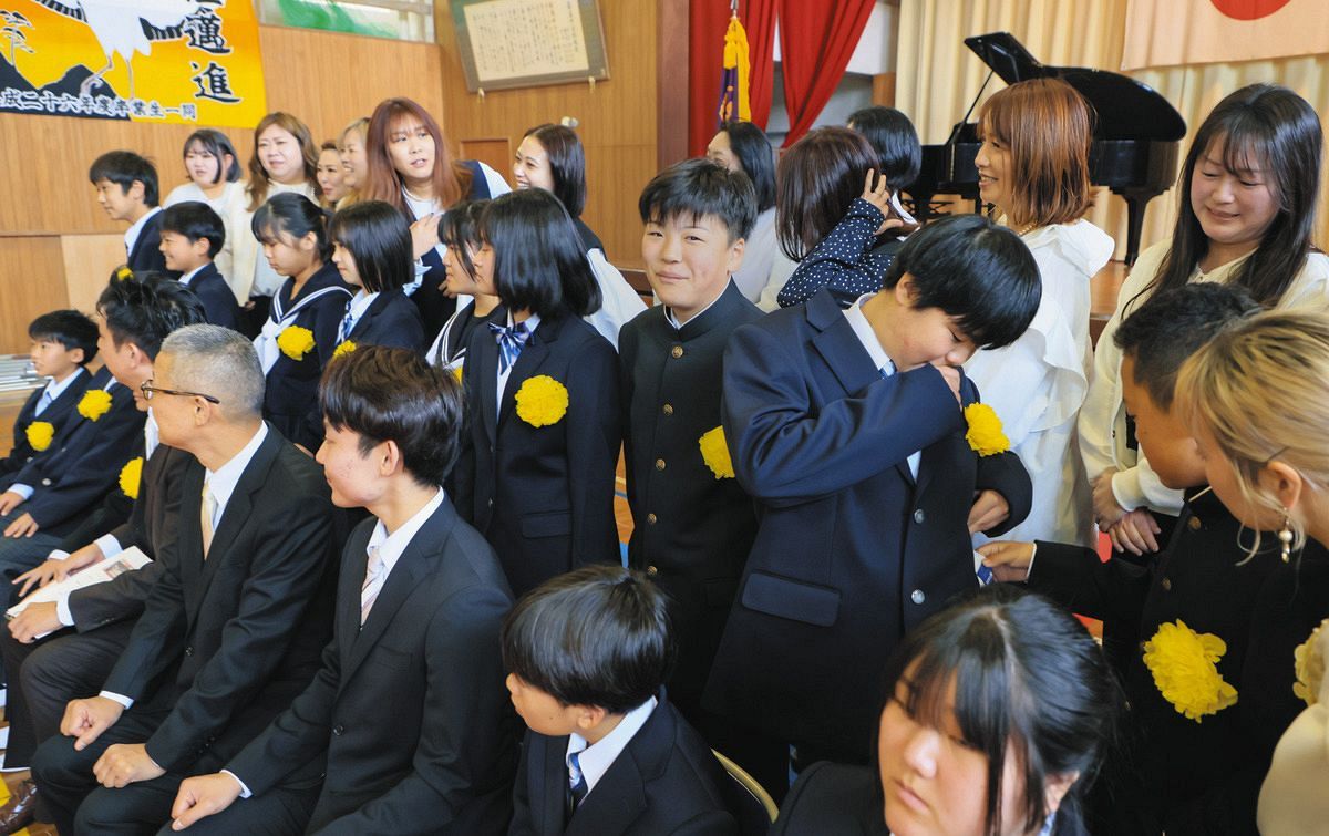 入学式の記念写真で笑顔を見せる最後の新入生の吉戸奏陽さん（中央）ら