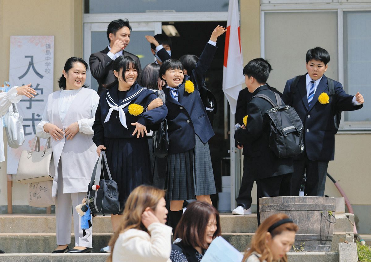 入学式を終え、笑顔を見せる新入生と保護者たち