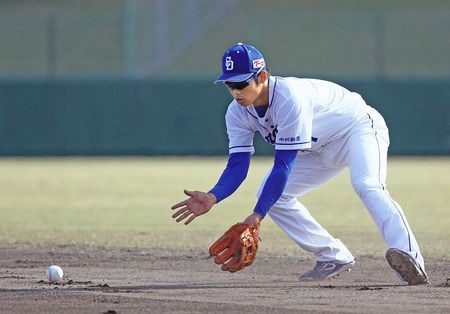 根尾 不慣れな二塁守備も ゴロ華麗に処理 中日スポーツ 東京中日スポーツ