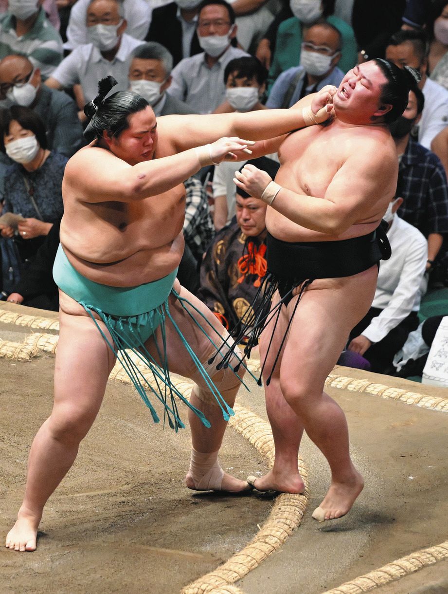 琴ノ若（左）が押し出しで正代を破る