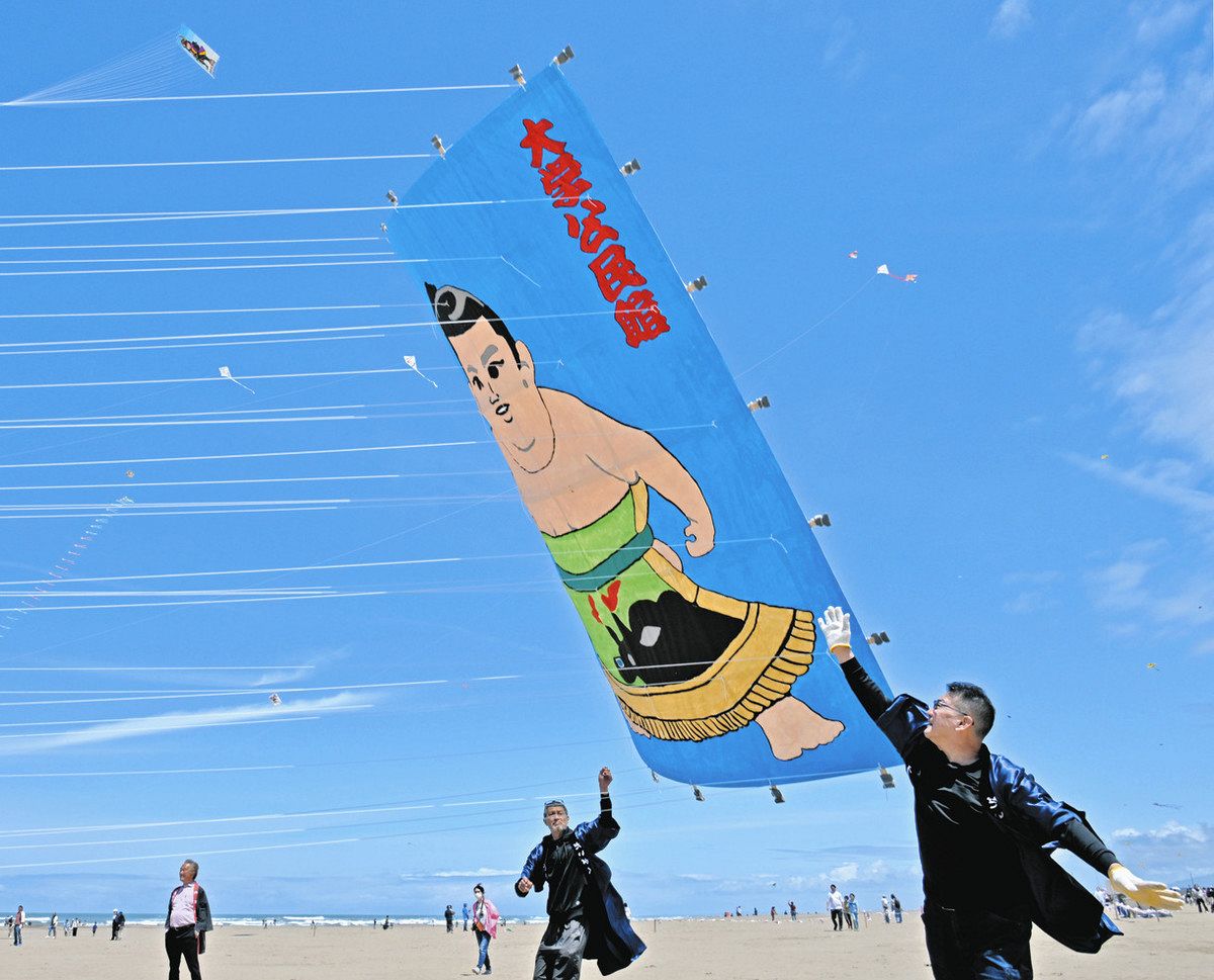復興の願い 空高く舞う 内灘で2年ぶり「凧の祭典」：北陸中日新聞Web