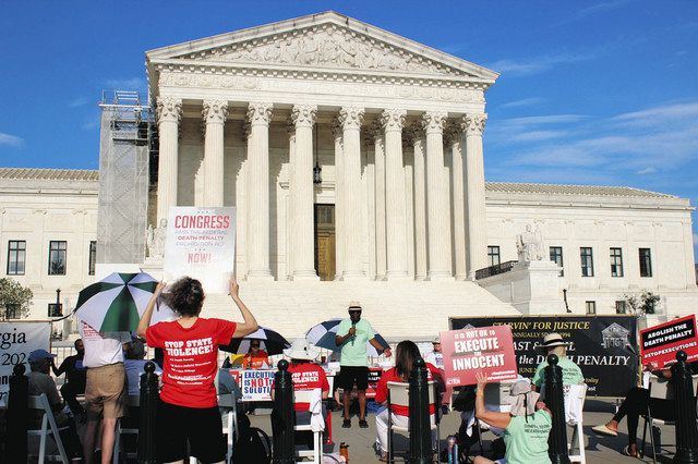 ７月２日、米ワシントンの連邦最高裁の前に集まった死刑反対派の人々
