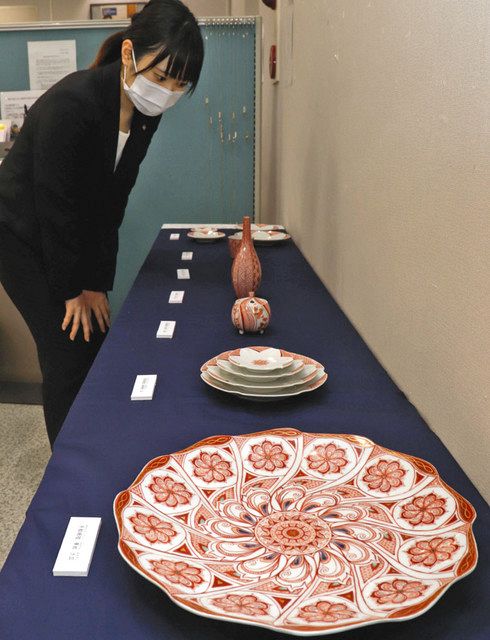 九谷焼赤絵 繊細に描く 北陸銀小松支店 山野さん作品展：北陸中日新聞Web