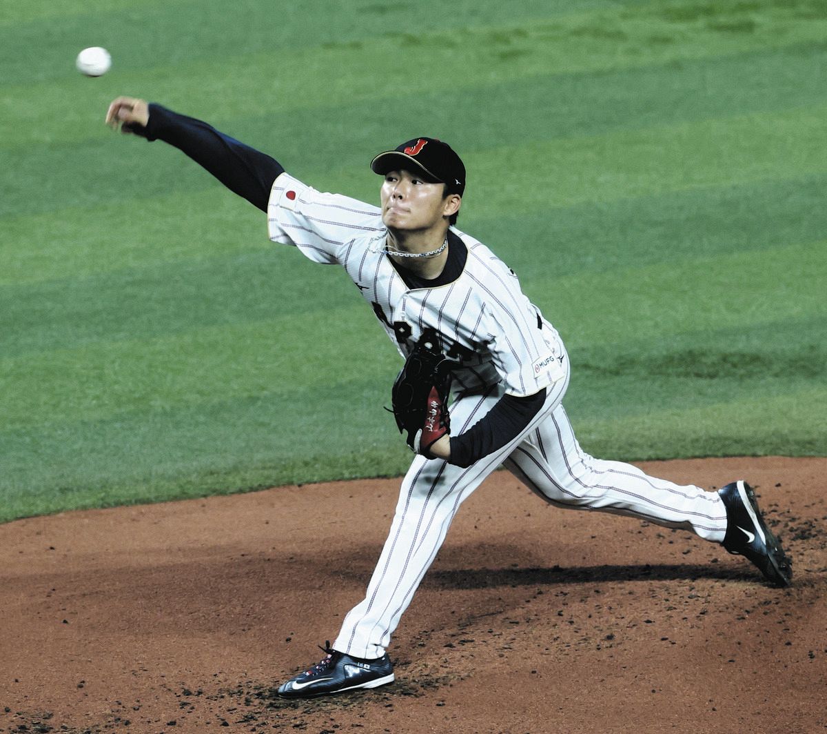 山本由伸、味方の援護にホッ…侍ジャパンは3回に打線爆発で逆転に成功