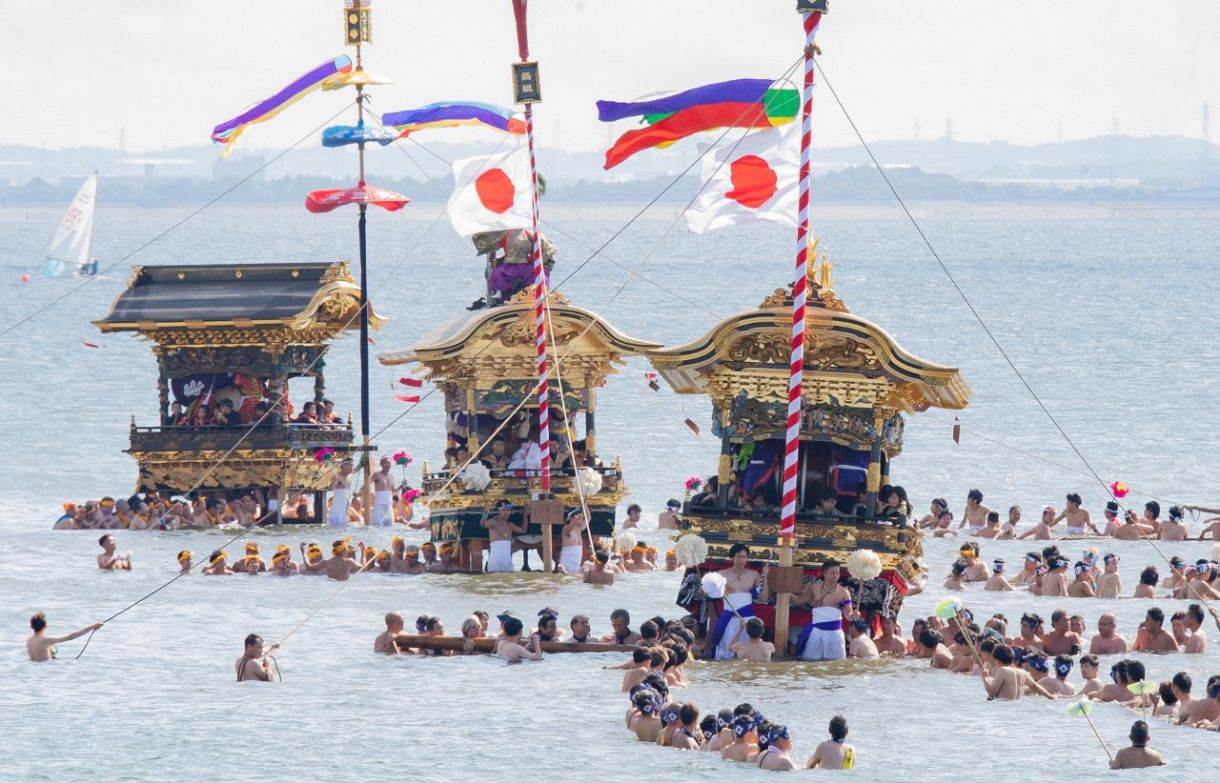 【動画・写真多数】海中を練る伝統の「三谷祭」4年ぶりに披露 愛知・蒲郡:中日新聞Web