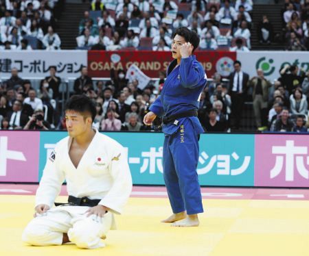 昨年の柔道グランドスラム大阪大会でで丸山城志郎（左）を破り、優勝した阿部一二三