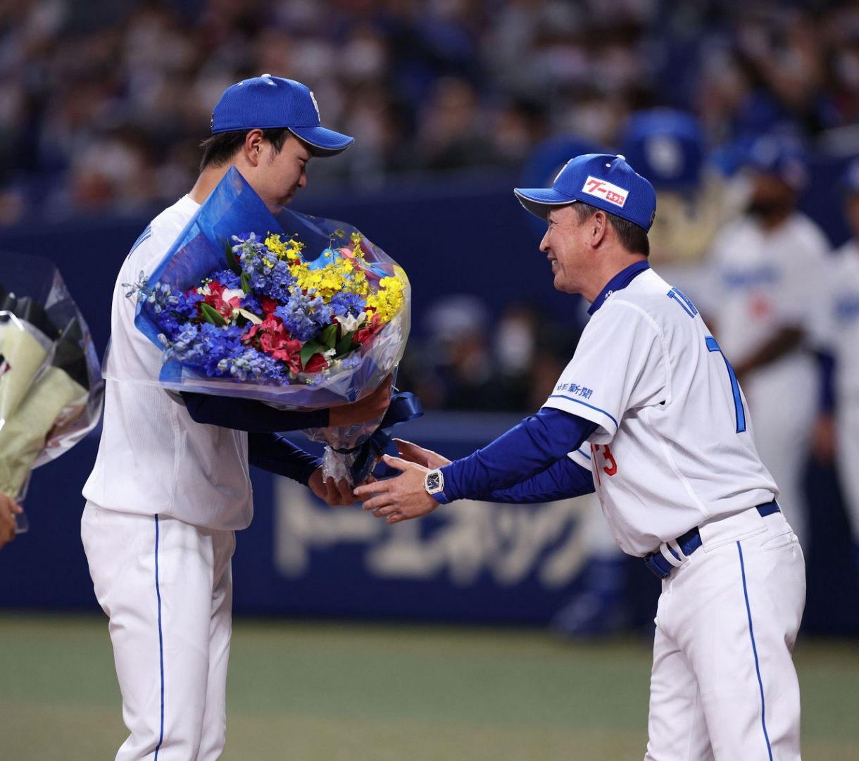 中日】侍ジャパン・高橋宏斗へ立浪監督から花束 OP戦前に凱旋