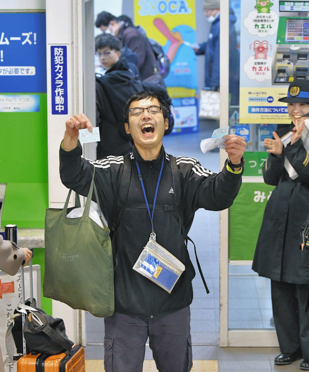 北陸新幹線一番列車「かがやき」4分で完売 「感無量。幸せ」13日から並んで喜び爆発：中日新聞Web