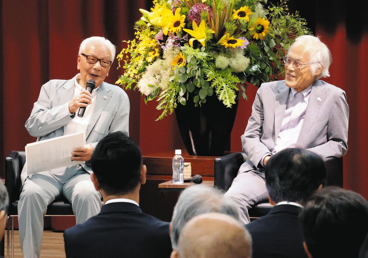 開館までの逸話を披露した各務さん（左）と藤森さん＝多治見市笠原町の市笠原交流センターで