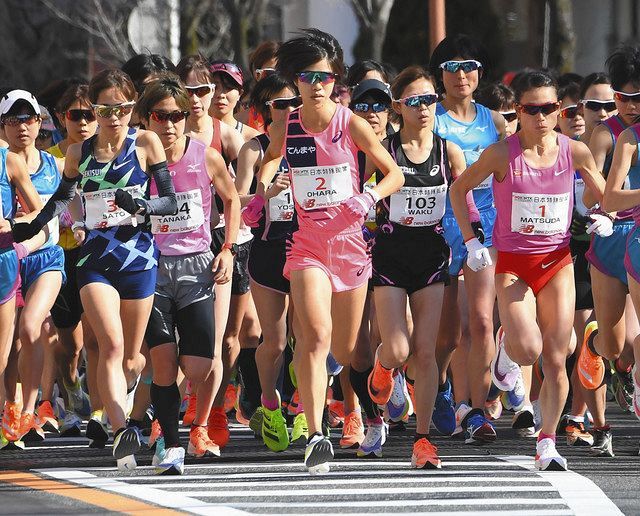 名古屋ウィメンズマラソンでスタートする田中（左から4人目）ら