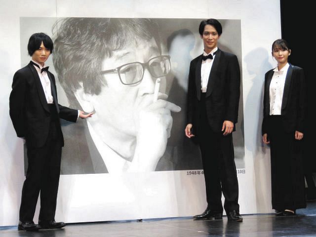 つかこうへいさん没後10年 朗読劇上演初日に主演の味方良介は涙こらえ 命日に劇場に立てて幸せ 中日スポーツ 東京中日スポーツ