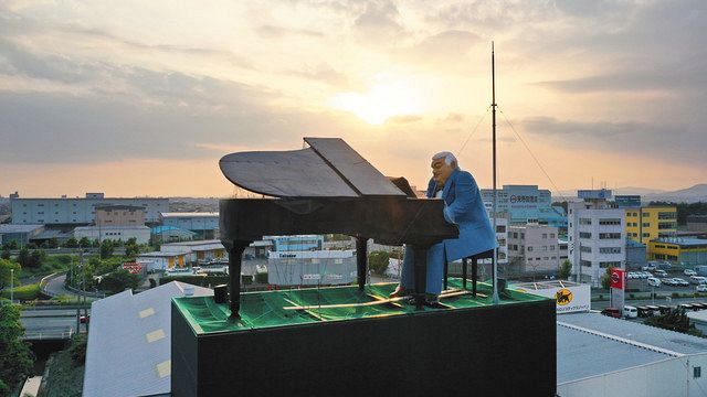 屋上のピアニスト 音楽の街 見守り２５年 中日新聞しずおかweb