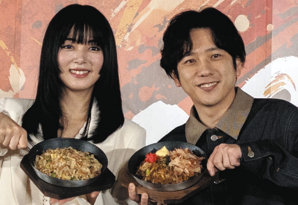 二宮和也「丸亀うどんメシ」を試食「皆さんが働いている前で食べるメシ