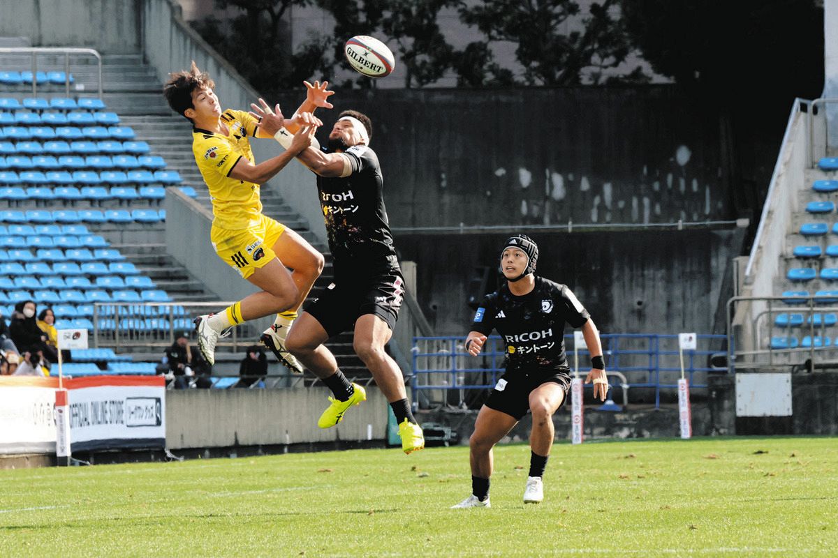 ボールを前方に落とす「ノックオン」もチャレンジした結果ならファンもレフェリーも優しい（写真はイメージです）