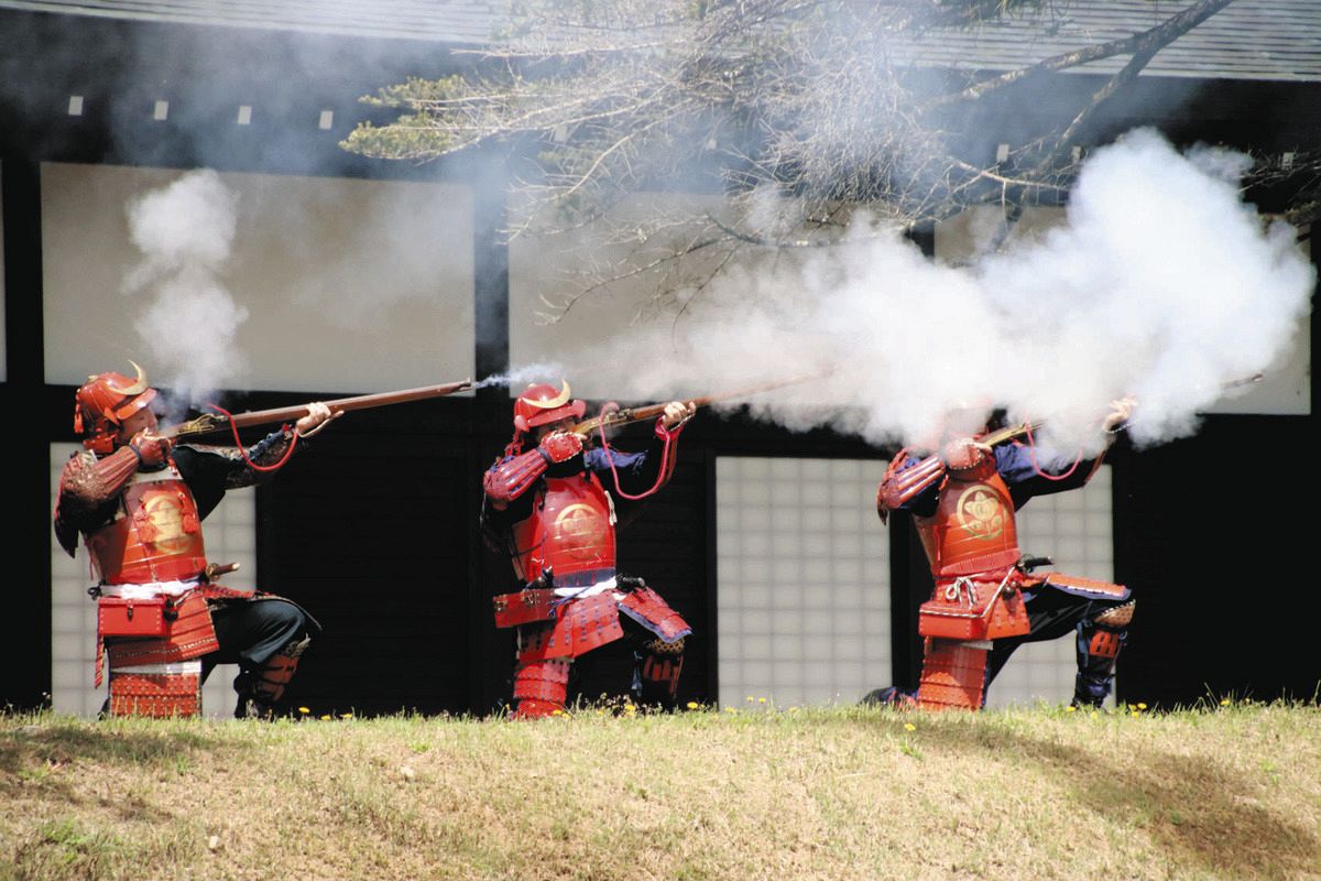 迫力ある「ズドン」の音 彦根城博物館前で古式銃の公開演武：中日新聞Web