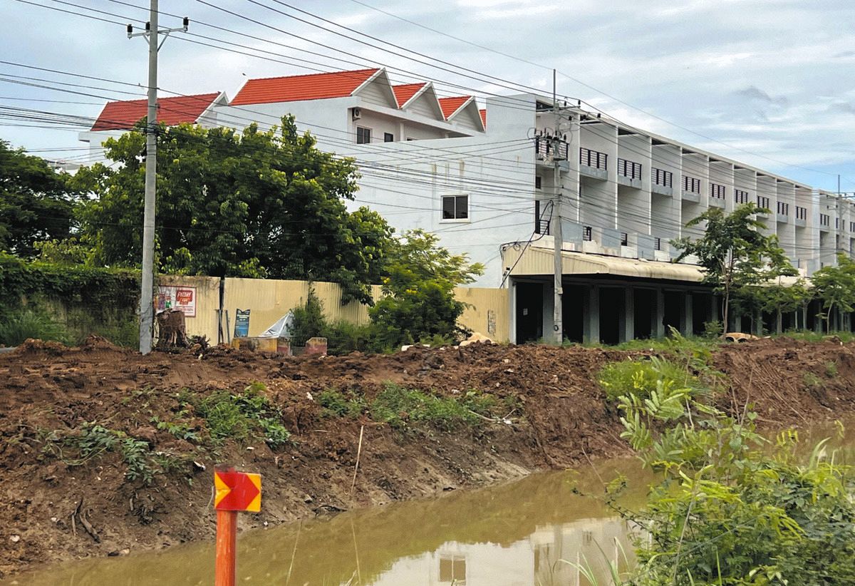 カジノ乱立、国境の「海外村」 日本人拘束のカンボジア特殊詐欺拠点？門は固く閉ざされ：中日新聞Web