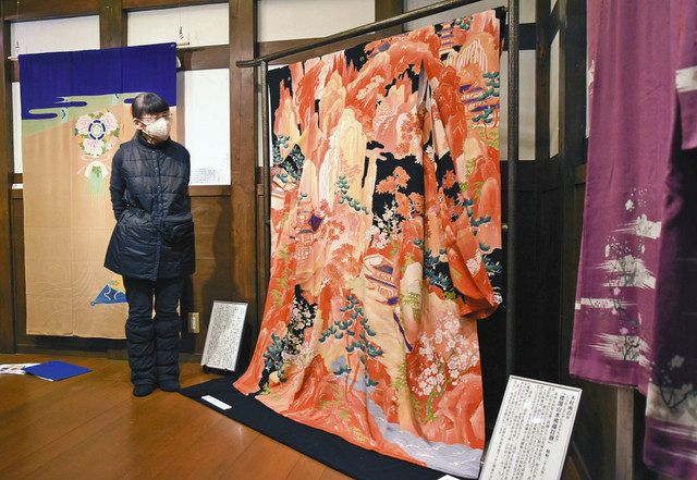 花嫁衣装 赤く際立つ 広坂で加賀友禅など展示：北陸中日新聞Web