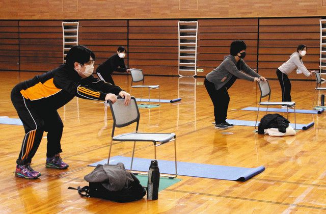 ストレッチをする参加者＝湖西市のアメニティプラザで 