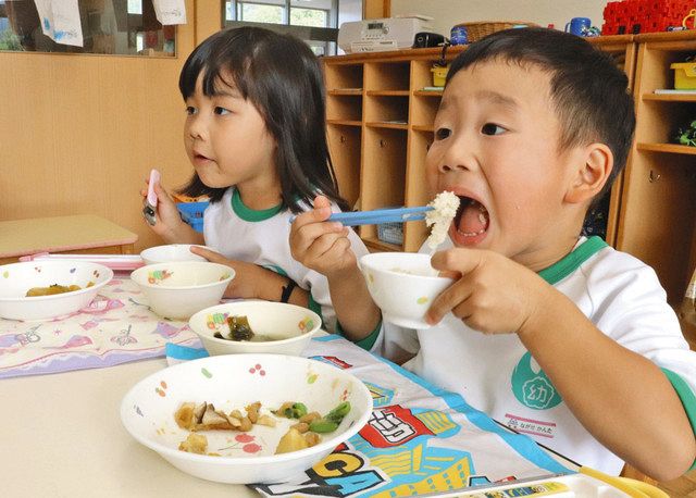 おいしそうに給食を食べる園児ら＝白山市鶴来日吉町で 