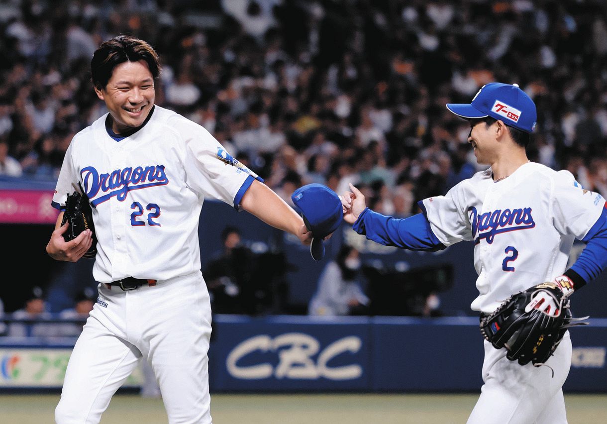 中日・田中幹也、先発・大野もたたえる好守で場内沸かせる 二塁頭上の