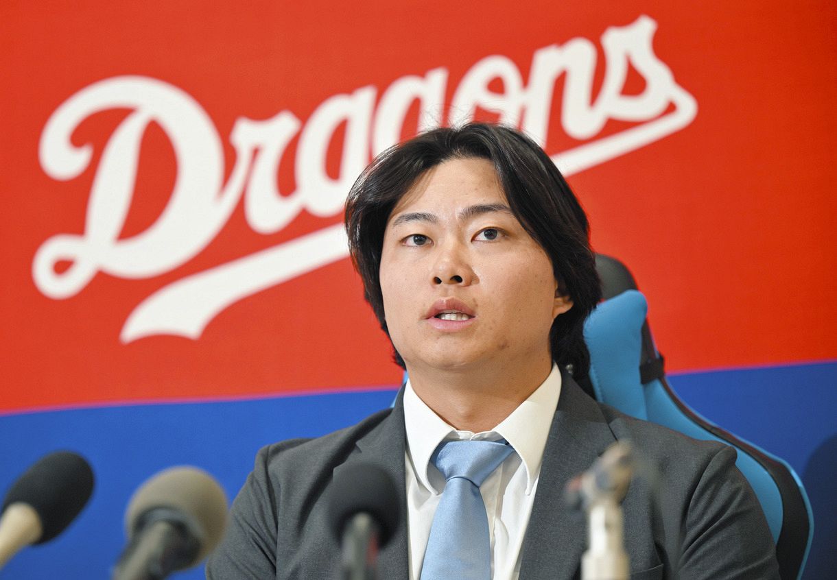契約更改し、記者会見する近藤