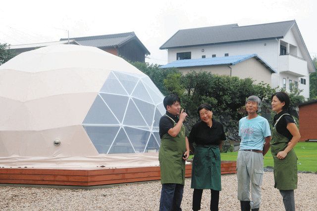 ドーム形テントの宿泊施設などを備えたグランピング施設。家族経営の旅館が新たな挑戦に打って出る=常滑市の湯本館で
