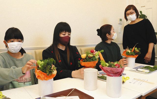 ベジフルフラワーの作り方を教える和田さん（右端）＝東近江市のパピエで 