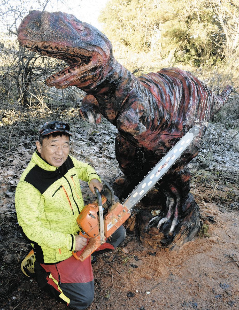 井波彫刻 誇れる文化 ティラノ躍動感 音琴冰春さんが チェーンソーで