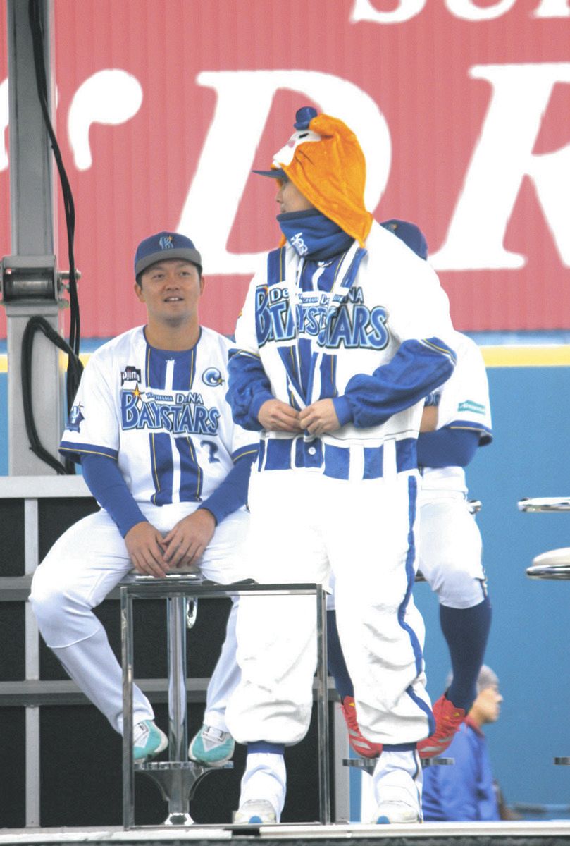 ベイスターズ　牧選手　新人特別賞記念スタジャン DeNA・牧秀悟、ファン感謝イベントで新人恒例ダンスに笑顔でダメ出し