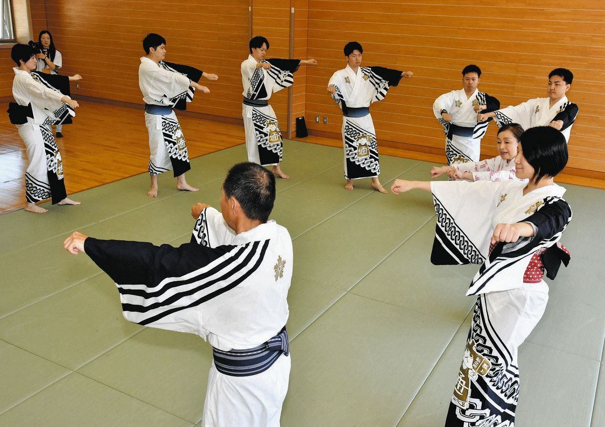 制服を脱ぎ、浴衣をまとう…郡上踊り「ダンシングポリス」 新うちわ 1000枚用意：中日新聞Web