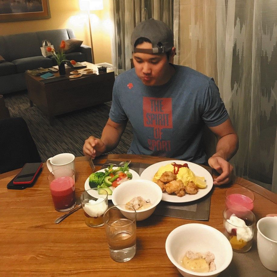 自宅で食事を摂る大谷翔平選手