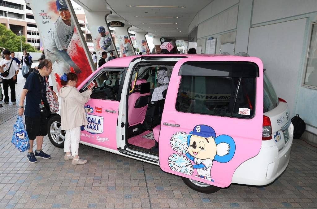 出会えたらラッキー！ピンクの「ドアラタクシー」が展示、ドアラ