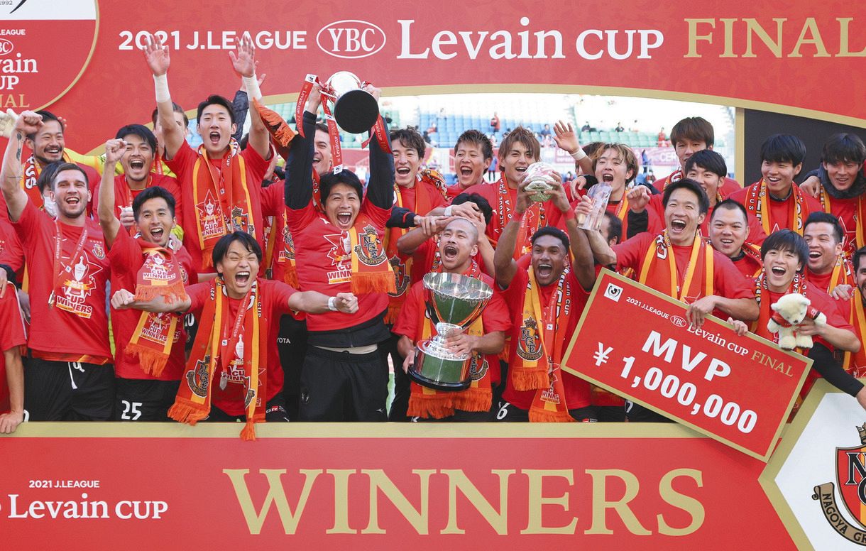 ルヴァン杯で初優勝し、トロフィーを掲げて喜ぶ丸山（中央左）ら名古屋イレブン