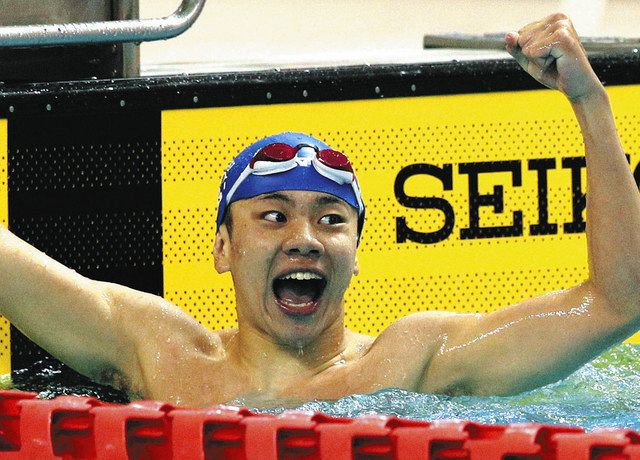 男子２００メートル自由形で優勝した鈴木麻央選手（浜松商）＝浜松市総合水泳場トビオで 