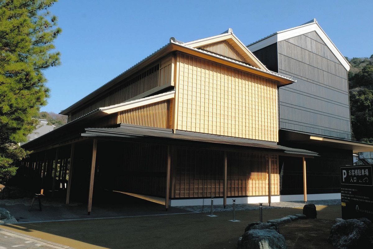御福餅本家の新工場の外観。入り母屋屋根や下見板張りなどの伝統技法を使う＝伊勢市二見町茶屋で

