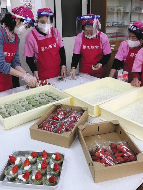土山産の茶やイチゴを使った「チャチャゼリー」を作る女性ら＝甲賀市土山町で 