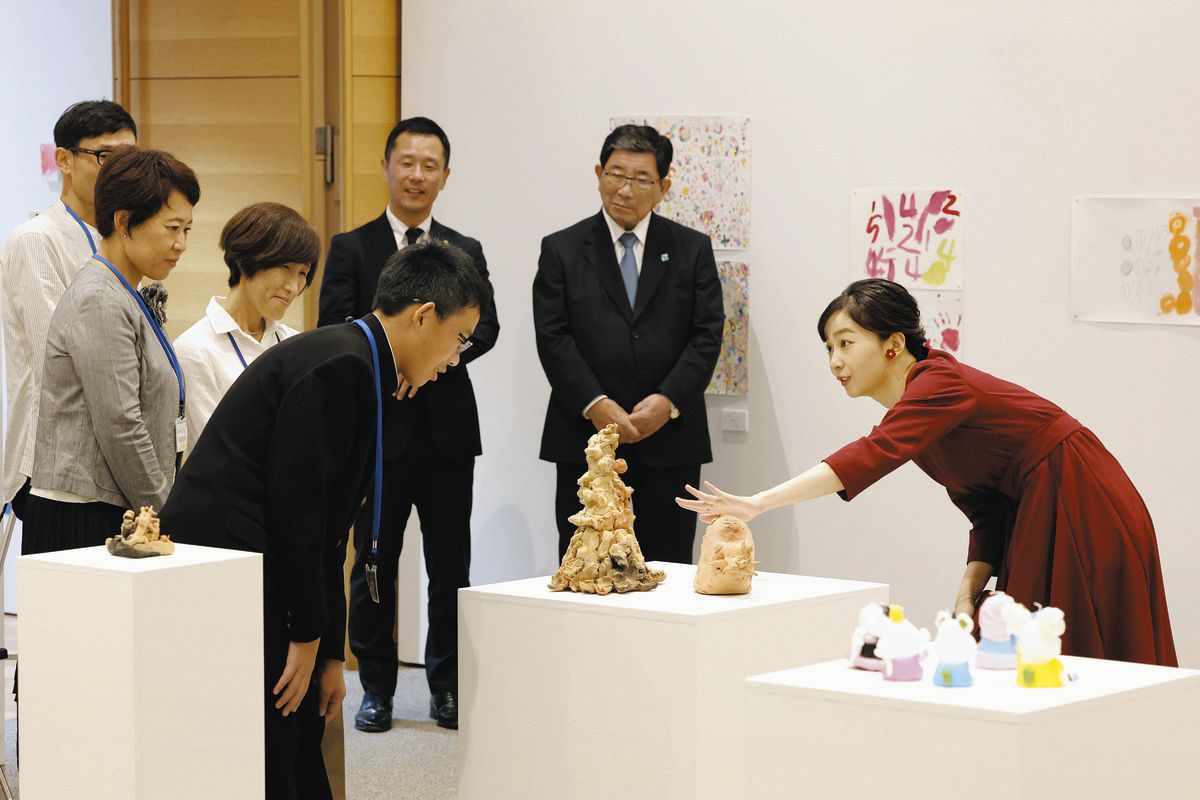 佳子さま初の岐阜県訪問 名誉総裁の「国際陶磁器フェスティバル」視察
