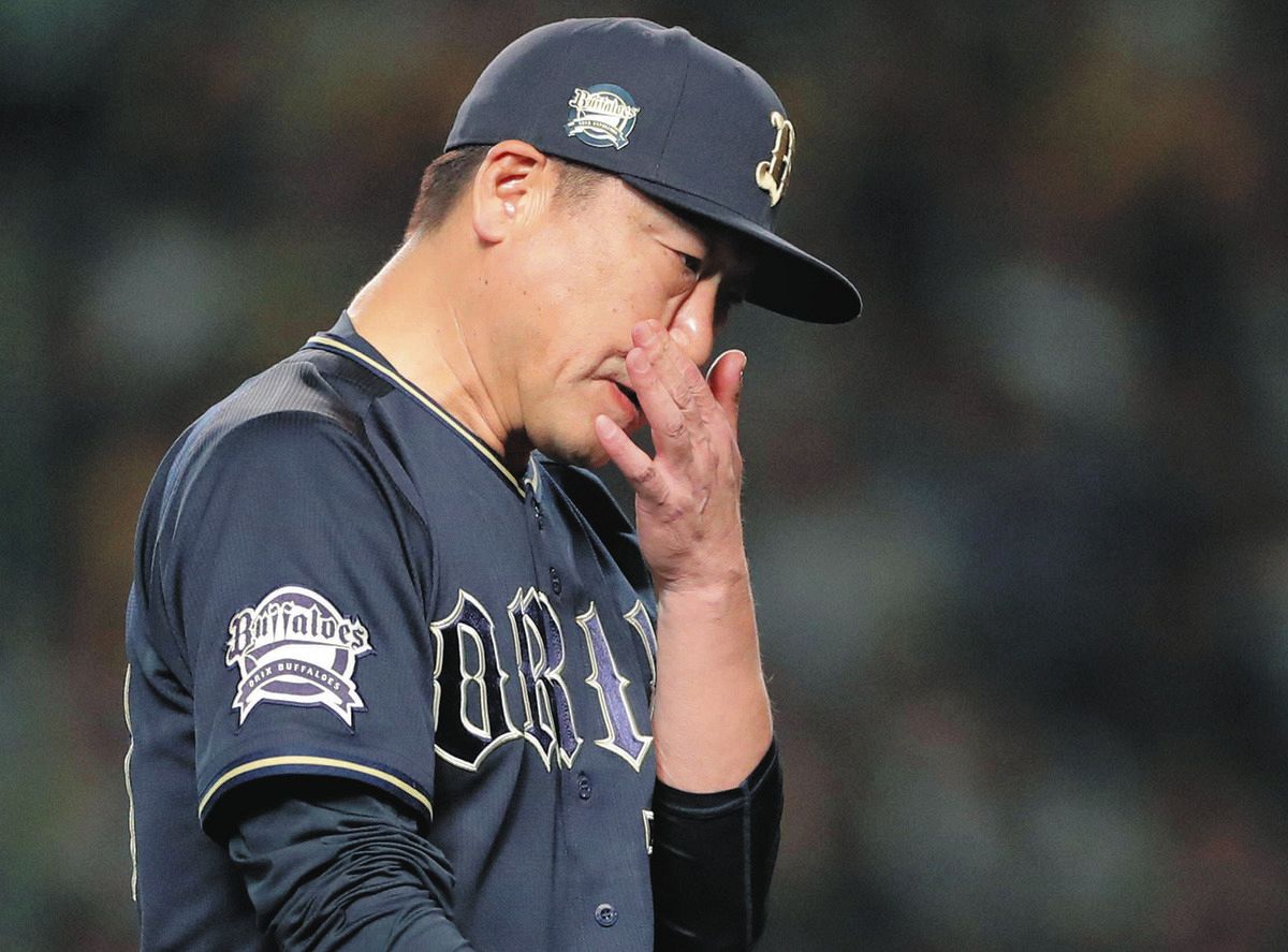 ８回裏、選手交代を告げベンチに戻るオリックス・中嶋監督