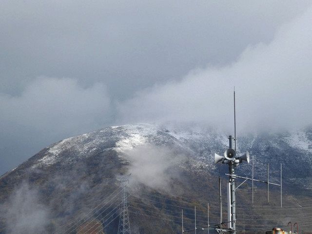 伊吹山雪化粧 昨年より１６日早く観測：中日新聞Web