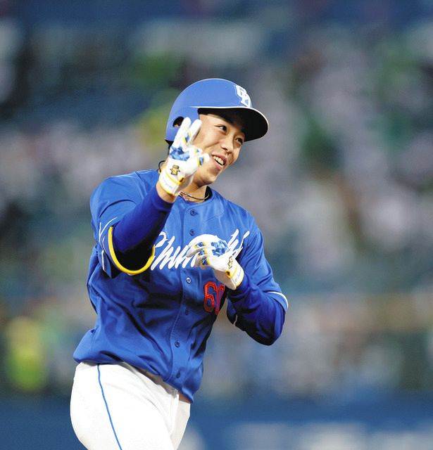 写真】プロ初本塁打を放ち笑顔の岡林勇希：中日スポーツ・東京中日スポーツ