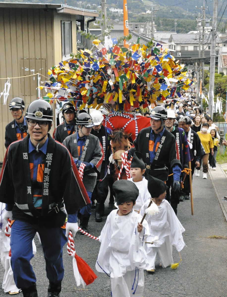 たくさんの花串を背負って坂下神社を目指す花馬＝中津川市坂下で
