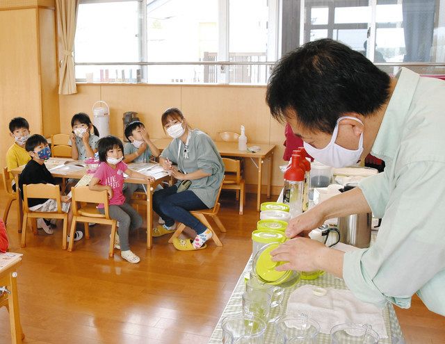 安間達哉さん（右）の実演を見る園児たち＝湖西市梅田の微笑こども園で