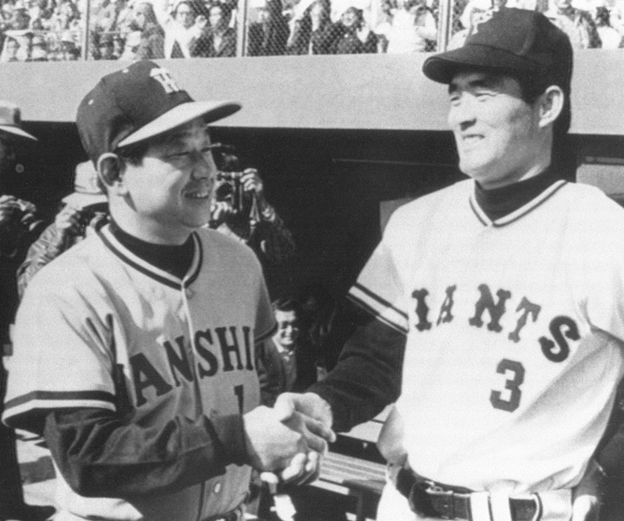 ◇1974年11月 阪神・吉田義男監督、巨人・長嶋茂雄監督と握手【写真