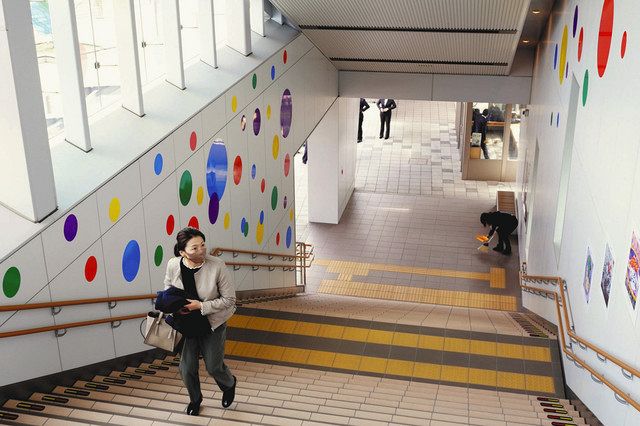 能美根上駅リニューアル 九谷五彩で駅舎華やか 北陸中日新聞web 能美根上駅リニューアル 九谷五彩で駅舎華やか 北陸中日新聞web