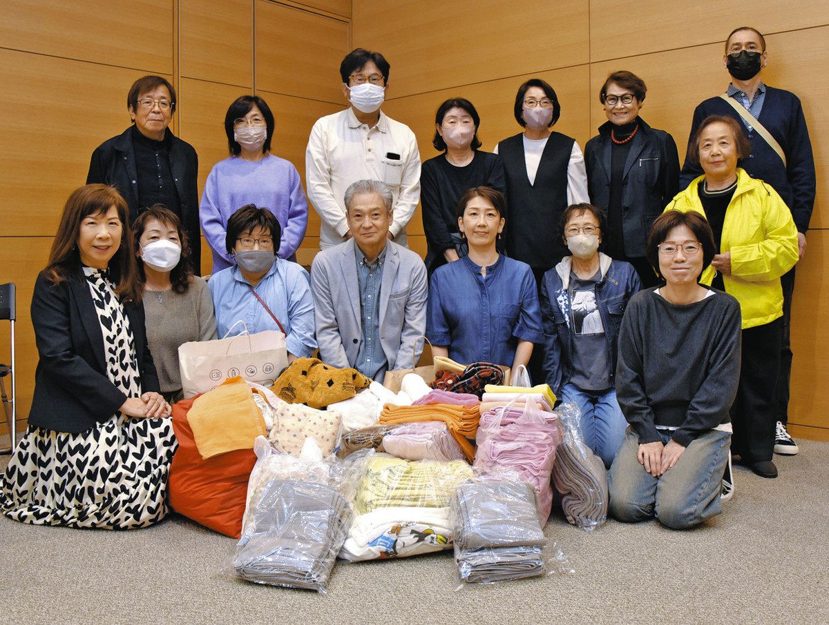 松本さん（前列左端）の呼びかけで組合員から寄せられたタオルなどの一部＝多治見市東町のセラミックパークMINOで
